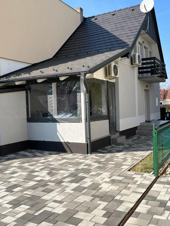 Komo Apartment Buk Exterior foto